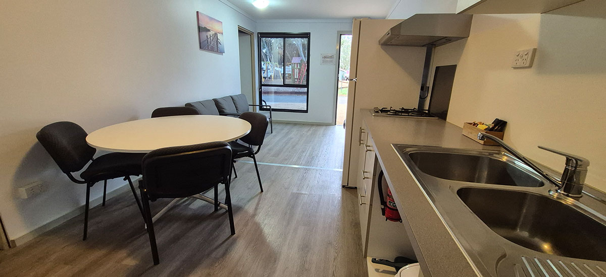gawler-gateway-tourist-park-two-bedroom-family-cabin-kitchen